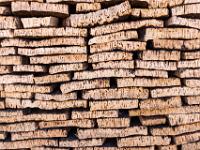 Gestapelte, flachgepresste Korkeichen Stücke